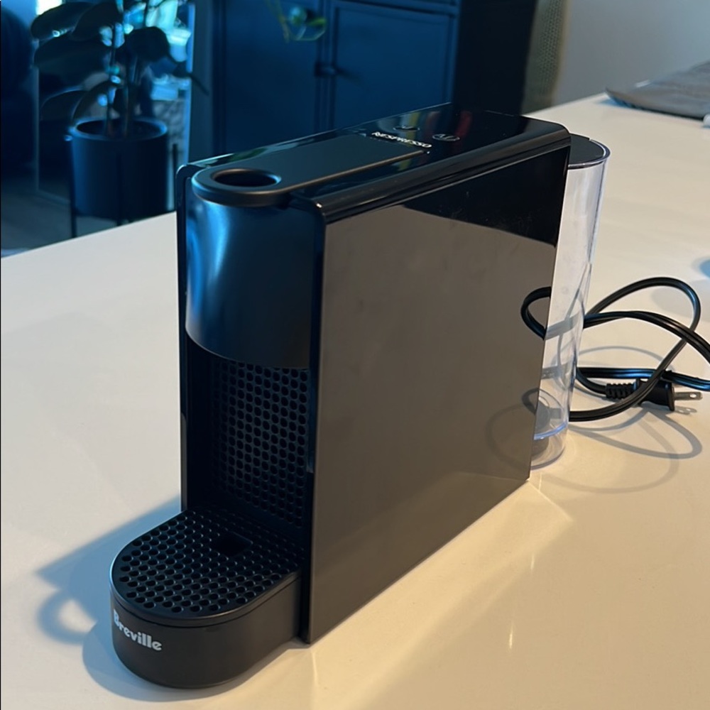 Nespresso Essenza Mini Breville Machine - Black